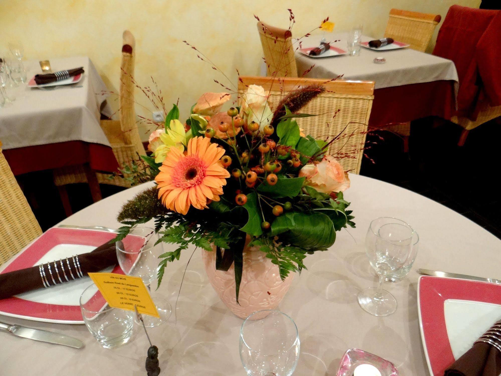 Logis-Hotel Restaurant Auberge Les Vallees Du Perche Vicheres Екстер'єр фото